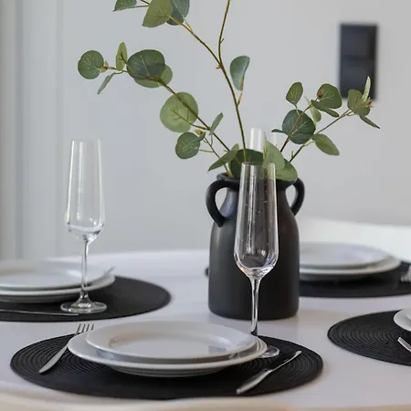 Towarowa Towers With Free Gym Access And Balcony By Renters 아파트 *